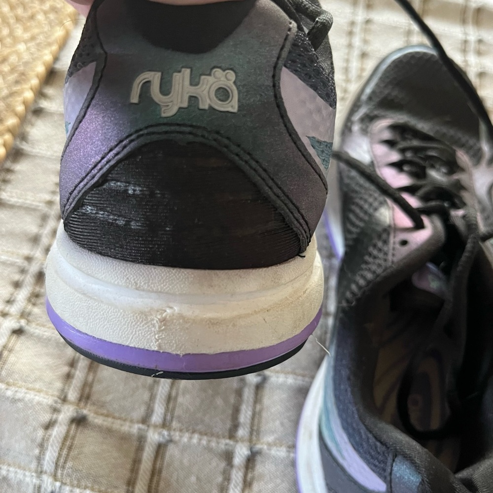 Women’s Ryka athletic shoes size 7 medium. Great condition - Picture 2 of 5